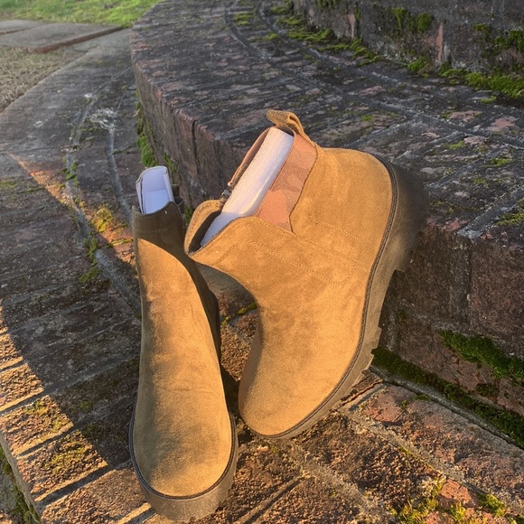 Olive Black Booties - Picture 6 of 7